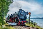 01 1104 mit DRC 4421 nach Singen (Hwtl) am Einfahrvorsignal von Überlingen Therme mit dem Bodensee. Der Sonderzug verabschiedete sich anschließend in die Schweiz und kehrte 5 Tage später über Innsbruck und Salzburg nach Deutschland zurück.  (06.06.2026) <i>Foto: Atijana Schmidt</i>