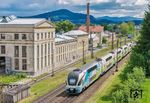 Die private Westbahn ist seit 2011 auf Österreichs Schienen unterwegs. Anfangs nur zwischen Wien und Salzburg, fährt die Westbahn heute mehrmals täglich Innsbruck, Bregenz, Lindau am Bodensee, Saalfelden sowie München und Stuttgart an. Eigentümer sind über die Westbahn-Mutter Rail Holding AG die Haselsteiner Familien-Privatstiftung und die Kolomani Holding von Co-Geschäftsführer Marco Ramsbacher, sowie die französische Staatsbahn SNCF. ET 127 der Westbahn fährt als DRF 963 aus Stuttgart an der Lokwelt (ehemals Bw Freilassing) nach Freilassing ein.  (11.06.2026) <i>Foto: Joachim Schmidt</i>