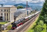 01 1104 kachelt mit DRC 13400 nach Wiesbaden aus Freilassing und passiert das ehemalige Bahnbetriebswerk (heute Bahnwelt Freilassing). Auf dem Schornstein hat eine Storchenfamilie ihr neues Domizil gefunden. (11.06.2026) <i>Foto: Joachim Schmidt</i>