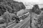 Zwischen Donauwörth und Treuchtlingen brüllt 01 1104 lautstark vor dem "Belle Train" nach Wiesbaden durch den Betriebsbahnhof Mündling. (11.06.2026) <i>Foto: Atijana Schmidt</i>