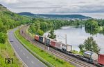 Bei Gambach im Maintal begegnen einander zwei Güterzüge mit einer DB-185 und der entgegenkommenden Railpool 186 447. (11.06.2026) <i>Foto: Joachim Schmidt</i>