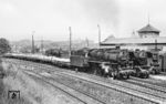 Die Crailsheimer 044 386-1 (44 1384) rangiert einen Bauzug am Bw Crailsheim. (26.06.1971) <i>Foto: Burkhard Wollny</i>