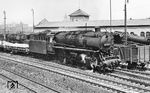 044 386 im Bauzugeinsatz am Bw Crailsheim. Rechts sieht man die in die Drehscheibengrube gefahrene 023 037 (vgl. Bild-Nrn. 101975 - 101977). (26.06.1971) <i>Foto: Burkhard Wollny</i>