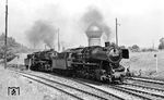 Die Heilbronner 052 450 und 050 492 setzen im Bahnhof Crailsheim an einen Güterzug. Aus dem Tender der 050 492 schwappt das Wasser über. (26.06.1971) <i>Foto: Burkhard Wollny</i>