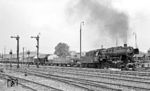 050 690 (Bw Ulm) verlässt mit einem Güterzug den Bahnhof Crailsheim. (26.06.1971) <i>Foto: Burkhard Wollny</i>