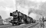 052 450 und 050 492 starten mit dem Dg 6749 nach Heilbronn in Crailsheim. (26.06.1971) <i>Foto: Burkhard Wollny</i>