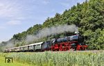 01 1104 mit DRC 4766 (Hanau - Fulda) bei Wächtersbach. Bei Außentemperaturen von 32 Grad war das Fahren auf der Lok wohl auch eine schweißtreibende Angelegenheit. (21.06.2026) <i>Foto: Joachim Bügel</i>