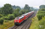 Obwohl der Wetterbericht neben einer großräumigen Hitzewelle für ganz Deutschland ein stabiles Hochdruckgebiet verkündete, startete der Morgen des 22. Juni 2026 eher diesig und milchig. Gegen 6.50 Uhr nähert sich 218 428 mit RE 4850 aus München dem nächsten Halt in Marktredwitz. (22.06.2026) <i>Foto: Joachim Bügel</i>