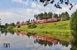 Der RE 4852 nach Hof spiegelt sich mit 218 423 bei Oberteich. (22.06.2026) <i>Foto: Joachim Bügel</i>