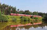 Der vermeintlich kühle Aufenthalt neben den stehenden Gewässern bei Oberteich war nur vordergründig eine gute Idee, denn das hochfrequente Surren der Mücken war kaum zu überhören und wurde nur vom sonoren Brummen der 218 428 vor dem RE 4859 nach München kurzzeitig übertönt. Danach ging es schnell wieder weg von hier. (22.06.2026) <i>Foto: Joachim Bügel</i>