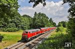 218 423 mit RE 4861 (Hof - München) nahe Reuth (b Erbendorf) vor brodelnden Cumulonimbus, umgangssprachlich auch als 'Gewitterwolken' bekannt. (22.06.2026) <i>Foto: Joachim Bügel</i>