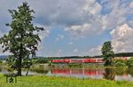 Während sich am Himmel das nächste Hitzegewitter zusammenbraut, rollt 218 421 mit RE 4863 aus Hof am Rechenweiher bei Escheldorf vorbei. (22.06.2026) <i>Foto: Joachim Bügel</i>