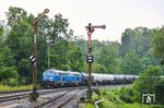 Der einsetzende Starkregen sorgte bei der Durchfahrt von PRESS 218 054 (ex 218 448) und PRESS 218 056 (ex 218 454) vor DGS 45394 nach Schweinfurt im Bahnhof Windischeschenbach nur für wenig Abkühlung. (22.06.2026) <i>Foto: Joachim Bügel</i>