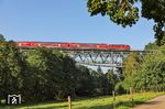 In rascher Fahrt rumpelt 218 421 mit RE 4869 aus Hof über den Thölauer Viadukt und wird in Kürze Marktredwitz erreichen. (22.06.2026) <i>Foto: Joachim Bügel</i>