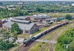 01 1104 macht sich in Hanau mit DRC 4766 auf den Weg zum 64. Hessentag nach Fulda. Zum Erhalt der Anlagen des Bahnbetriebswerks wurde im April 2010 die 'Stiftung Bahnbetriebswerk Hanau' ins Leben gerufen, der 2010 auch die Stadt Hanau beigetreten ist. (21.06.2026) <i>Foto: Joachim Schmidt</i>