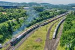Der 1868 eröffnete Bahnhof Flieden ist ein Trennungsbahnhof, in dem die Bahnstrecke nach Gemünden (Main) von der Bahnstrecke Frankfurt/M–Göttingen abzweigt. Während ein Containerzug von Würzburg kommend der 01 1104 mit DRC 4766 nach Fulda den Vortritt lassen muss, passiert ein 412 als ICE 577 nach Stuttgart den Bahnhof in Richtung Frankfurt (Main). (21.06.2026) <i>Foto: Joachim Schmidt</i>