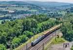 Ein Containerzug aus Hamburg fährt mit zwei 193ern von BoxXpress in den Bahnhof Elm ein. Der Blick geht über Elm und Schlüchtern ins Kinzigtal bis Steinau an der Straße. (21.06.2026) <i>Foto: Joachim Schmidt</i>