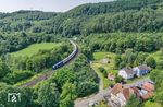 193 678 der Beacon Rail Capital Europe GmbH mit einem südwärts fahrenden BMW-Autozug in der Hufeisenkurve im Elmbachtal hinter dem Bahnhof Elm. (21.06.2026) <i>Foto: Joachim Schmidt</i>