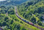Ein Containerzug aus Hamburg-Waltershof fährt mit einer ÖBB 1293 aus Flieden kommend um dem Drasenberg herum in den Bahnhof Elm ein. Links verläuft das Gleis der Verbindungskurve nach Schlüchtern. Die bevorzugte Fotostelle von Karl-Ernst Maedel (links am Hang), der hier Anfang der 1960er Jahre häufig zu finden war, ist komplett zugewachsen. (21.06.2026) <i>Foto: Joachim Schmidt</i>