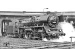 Am 31. März 1959 wurde 22 028 aus 39 043 im Raw Meiningen durch Einbau eines Hochleistungskessels und Verlängerung des Rahmens im Bereich des Stehkessels rekonstruiert. Die zum Bw Gera gehörende Lok ist im Bw Leipzig Hbf West zu Gast. (1968) <i>Foto: Gerhard Thamm</i>