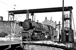 39 1014 (Bw Saalfeld/Saale) ergänzt ihre Wasservorräte im Bw Leipzig Hbf West. Die Lok hatte bereits eine bewegte Vergangenheit hinter sich: 1924 als 39 187 in Dienst gestellt, blieb sie nach 1945 durch ihre Stationierung beim Bw Stargard (Pommern) in Polen. Die PKP ordnete die Maschine als Pt1-3 ein, am 02.11.1955 kehrte sie im Austausch gegen polnische Fremdloks in die DDR zurück. Am 17.11.58 erhielt sie den Kessel Raw Halberstadt 14/1958, den Tender Floridsdorf 2001/1940 und Ersatzfabriknummer Raw Meiningen 14/1958 und verließ das Werk als 22 014. Zwischen 1967 und 1969 bekam die Lok allein vier Zwischenuntersuchungen, u.a. wegen Felgenriß, Rahmenriß, Langkesselriß und defekter Schieberbuchse. Dennoch erreichte sie das EDV-Zeitalter und bekam damit ihre alte Baureihenbezeichnung als 39 1014-8 zurück. Ihre Abstellung erfolgte im Mai 1971. (08.03.1971) <i>Foto: Dieter Wünschmann</i>