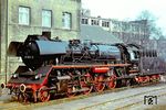 Die Saalfelder 39 1034 (ex 39 117, ex 22 034) präsentiert sich im besten Pflegezustand im Bw Leipzig Hbf West, während sich der Heizer gerade mit dem Abölen des Mitteltriebwerks abmüht. (03.1971) <i>Foto: Dieter Wünschmann</i>