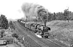 50 2407 (Bw Karl-Marx-Stadt) kachelt mit N 62335 nach Karl-Marx-Stadt durch Limmritz. (12.06.1982) <i>Foto: Thomas Fischer</i>