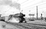 01 072 (Bw Nürnberg Hbf) verlässt mit E 4643 den Heilbronner Hauptbahnhof. (10.04.1962) <i>Foto: Theodore Shrady</i>