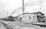 99 716 mit einem Personenzug nach Leonbronn auf der 750 mm Zabergäubahn im Bahnhof Lauffen am Neckar. 1964/65 wurde die Bahn auf Normalspur 1435 mm umgespurt, sodass die Höchstgeschwindigkeit von 25 km/h auf 60 km/h erhöht werden konnte und sich die Reisezeit zwischen den Endpunkten von 69 auf 35 Minuten verkürzte. Abgesehen vom nur noch für den Güterverkehr betriebenen Abschnitt Marbach (Neckar) – Steinheim (Murr) der Bottwartalbahn war dies die einzige von der Deutschen Bundesbahn durchgeführte Umspurung einer Eisenbahnstrecke. (09.04.1964) <i>Foto: Theodore Shrady</i>