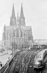 Ein VT 06 fährt als Ft 14 "Dompfeil" aus Hannover in Köln Hbf ein. Vor der Kulisse des Doms warten V 200 010 mit E 711 aus Frankfurt/M sowie 23 038, die den Kurswagen Hoek van Holland - München aus dem F 10 für den F 22 am Haken hat. (28.09.1958) <i>Foto: Ernst Winter</i>