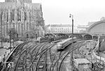 Blick von dem westlichen Brückenturm der Hohenzollernbrücke, der gerade im Zuge der anstehenden Elektrifizierung abgerissen wird, auf den in Köln Hbf einfahrenden und dort endenden Ft 14 "Dompfeil"" aus Hannover. (28.09.1958) <i>Foto: Ernst Winter</i>