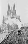 23 038 (Bw Mönchen Gladbach) rangiert in Köln Hbf den Kurswagen Hoek van Holland - München aus dem F 10 "Rheingold" auf den F 22 "Rheinpfeil". (28.09.1958) <i>Foto: Ernst Winter</i>