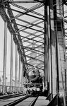 23 038 wartet auf der Hohenzollernbrücke mit dem Kurswagen Hoek van Holland - München aus dem F 10 "Rheingold", um ihn auf den Zugschluss des F 22 "Rheinpfeil" zu setzen. (28.09.1958) <i>Foto: Ernst Winter</i>