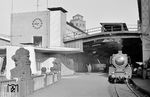 Auf Gleis 1 des Kölner Hauptbahnhofs wartet die Paderborner 01 004 vor dem D 131 nach Braunschweig auf die Abfahrt. (28.09.1958) <i>Foto: Ernst Winter</i>