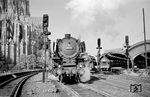Die Frankfurter 01 169 verlässt mit dem E 705 (Frankfurt/M - Dortmund) den Kölner Hauptbahnhof. Daneben warten 01 055 (Bw Hamm) und 38 1177 aus Krefeld. (28.09.1958) <i>Foto: Ernst Winter</i>
