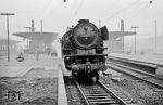 Im damals typischen Ruhrgebietssmog ist 03 1011 (Bw Hagen-Eckesey) in Bochum Hbf eingetroffen. (11.1958) <i>Foto: Ernst Winter</i>