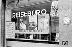 Bundesbahnwerbung im Schaufenster eines Düsseldorfer Reisebüros. Interessant sind auch die damaligen Preise: So kostete eine 16-tägige Bahnreise im Liegewagen inkl. Übernachtung und Frühstück von Düsseldorf in den Schwarzwald 148.-DM, ins Allgäu 144.- DM oder ins Werdenfelser Land 154.- DM, was in heutigen Preisen etwa 400 Euro entsprechen würde. (01.1959) <i>Foto: Ernst Winter</i>