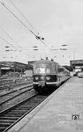 Ein VT 06 fährt als Ft 15 "Sachsenroß" (Köln - Hannover) in Düsseldorf Hbf ein. (01.1959) <i>Foto: Ernst Winter</i>
