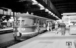 Ein VT 06 als Ft 15 "Sachsenroß" auf der Fahrt von Köln nach Hannover in Düsseldorf Hbf. (01.1959) <i>Foto: Ernst Winter</i>