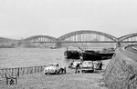 Was ist des Deutschen liebstes Hobby? Autowaschen! Heute undenkbar, konnte man früher sein Vehikel in Köln direkt am Rhein waschen und das Dreckwasser geradewegs im Fluss entsorgen. Angesichts des Gewässerzustands in der damaligen Zeit dürfte dies jedoch kaum ins Gewicht gefallen sein. So wurde schon 1955 darauf hingewiesen, dass der Rhein an der deutsch-holländischen Grenze täglich 29.000 Tonnen Chloride mitführe. Die katastrophalen Auswirkungen der industriellen Abwässer bedrohten damals nicht nur die niederländische Trinkwasserversorgung. Die meisten Städte am Rhein hatten keine Kläranlagen oder nur solche, die mit einer primitiven mechanischen Reinigung ausgestattet waren. Die boomende Nachkriegsindustrie, vor allem die großen Pharmaunternehmen und die Zellstoffhersteller, leiteten ihre flüssigen Abfälle ebenfalls ungeklärt in den Fluss. Während die Kommunen ihr Versäumnis zumindest eingestanden, reagierte die Industrie auf die Forderung nach Abwasserklärung noch 1961 pikiert.  (04.1959) <i>Foto: Ernst Winter</i>