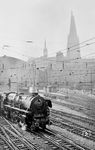 01 1057 (Bw Osnabrück Hbf) hat den E 524 aus Münster (Westf) nach Köln Hbf gebracht und bringt ihn nun zur Abstellung nach Köln Bbf. Das Bild entstand aus dem alten Stellwerk "Kf", das im Dezember 1951 in Betrieb ging und im Herbst 1975 durch das gegenüberliegende neue Sp Dr S60-Stellwerk "Kf" ersetzt wurde. (05.1959) <i>Foto: Ernst Winter</i>