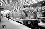 Der Lokführer der Hammer V 200 021 erhält in Köln Hbf den Abfahrauftrag am F 22 "Rheinpfeil" nach München. (05.1959) <i>Foto: Ernst Winter</i>