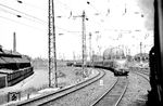 Blick aus dem Zug auf die Hammer V 200 040, die mit dem D 104 aus Hamburg-Altona in Köln-Mülheim entgegenkommt. Der Dampfzug fährt auf dem Gleis nach Düsseldorf, hinter dem Zugende des D 104 schaut eine Steinbecker V 36 hervor, die mit einem Nahverkehrszug nach Wuppertal unterwegs ist. (06.1959) <i>Foto: Ernst Winter</i>