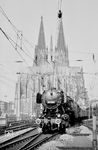 Der Kölner Klassiker mit Dom und 50 1657, die den N 3419 aus Düren nach Köln gebracht hat und nun über die Hohenzollernbrücke in die Abstellung nach Köln-Deutzerfeld fährt. (14.06.1959) <i>Foto: Ernst Winter</i>