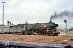 Auch 01 1070 gehörte zu den kohlegefeuerten 01.10, die Ende März 1967 von Osnabrück nach Rheine abwanderten, nachdem die Osnabrücker sich mit dem Bestand der Kasselaner 01.10 auffüllten konnten. Nach Fristablauf wurde sie am 23.01.1970 abgestellt. Das Bw Rheine hatte zwischenzeitlich die ölgefeuerten Pazifics aus Osnabrück erhalten und der Bedarf an kohlegefeuerten 01.10 sank dramatisch. Im November 1967 ist 01 1070 vor dem D 66 aus Norddeich Mole im Bahnhof Rheine angekommen. (11.1967) <i>Foto: Rolf Hahmann</i>