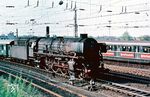 Solche Begegnungen zwischen einer S-Bahn und einer 01.10 gab es nur in Hamburg: Die Kasselaner 01 1081 trifft in Hamburg-Dammtor auf einen ET 171. (08.1965) <i>Foto: Rolf Hahmann</i>