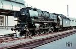 01 1087 (Bw Kassel) ist mit einem Schnellzug im Bahnhof Bebra angekommen. Am Tender trägt sie ein Werbeplakat für die IVA in München. (06.1965) <i>Foto: Rolf Hahmann</i>