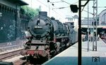 Ein über Jahrzehnte gewohntes Bild in Hamburg: Auch im letzten Fahrplanjahr 1967/68 erbrachten die ölgefeuerten Osnabrücker 01.10 auf der "Rollbahn" zwischen Hamburg und dem Ruhrgebiet noch einmal herausragende Leistungen. Dazu gehörte der D 596 nach Köln, der hier in Hamburg Hbf mit 01 1088 auf die Abfahrt wartet. Der 500 t schwere Schnellzug wurde streckenweise mit bis zu 135 km/h befördert und erreichte eine Reisegeschwindigkeit von fast 100 km/h. (07.1968) <i>Foto: Rolf Hahmann</i>
