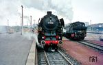In Kassel Hbf trifft 01 1090 (Bw Kassel) auf die dort rangierende 92 1009. Ein Jahr später wurde sie zum BZA Minden (Westf) abkommandiert. (05.1963) <i>Foto: Rolf Hahmann</i>