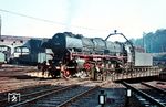 01 1093 auf der Drehscheibe ihres Heimat-Bw Kassel. Ihren Neubaukessel hatte sie im Frühjahr 1954 erhalten. Ihre aktive Dienstzeit beschloss sie am 02.07.1970 beim Bw Braunschweig. (04.1965) <i>Foto: Rolf Hahmann</i>